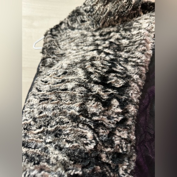 Dolce Cabo Faux Fur Vest – Women’s Medium – Y2K Style Zip Up or Open Front - Picture 5 of 8